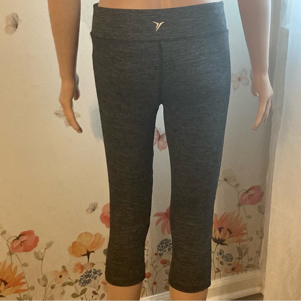 💎 (4/$30) Sz XL Old Navy Active OS Grey Capri Leggings - Picture 3 of 8